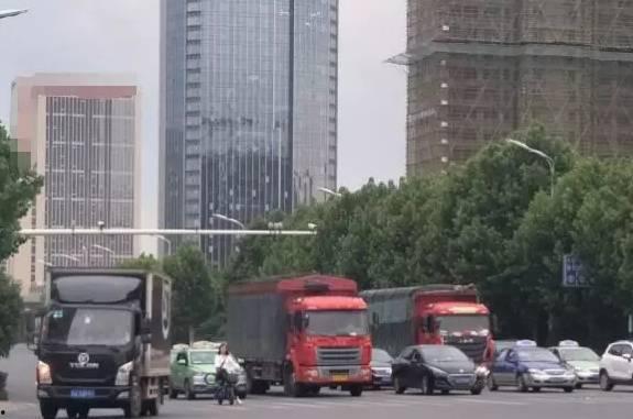 90后小伙买瓜吃瓜视频