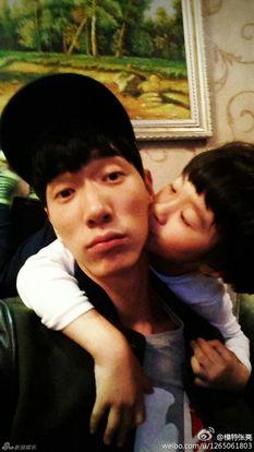 张亮儿子天天吃瓜视频,萌娃日常引网友热议