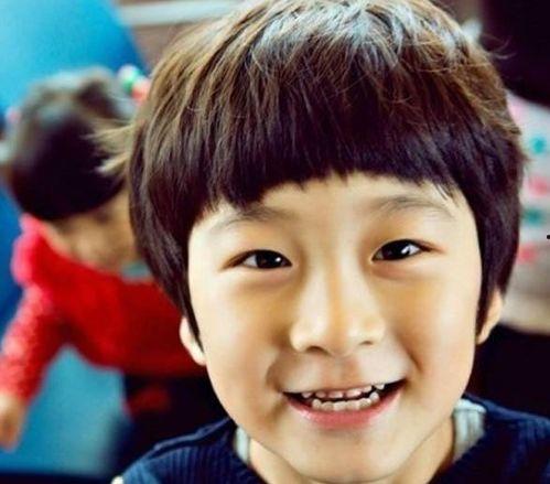 张亮儿子天天吃瓜视频,萌娃日常引网友热议