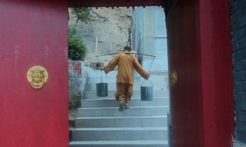 一个和尚挑水吃瓜视频播放,揭秘禅意生活日常