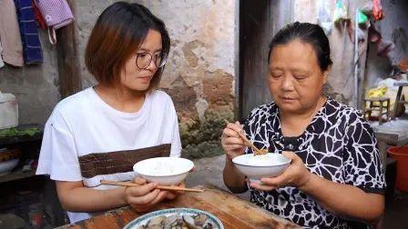 农村婆婆吃瓜的视频