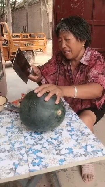 农村婆婆吃瓜的视频