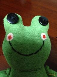 _搞笑青蛙玩偶吃瓜视频,萌态十足引网友爆笑