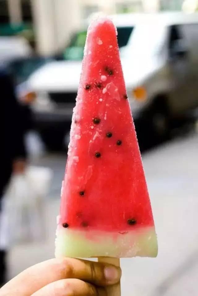 网红吃瓜冰淇淋,夏日清凉新潮流