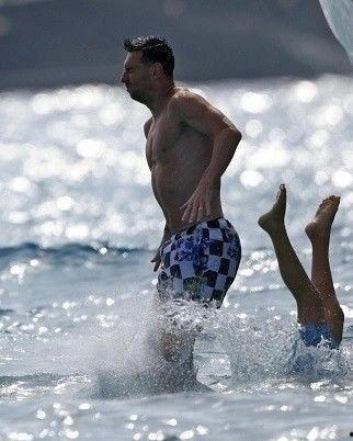 边游泳边吃瓜,品味瓜香——边游泳边吃瓜的夏日悠闲时光