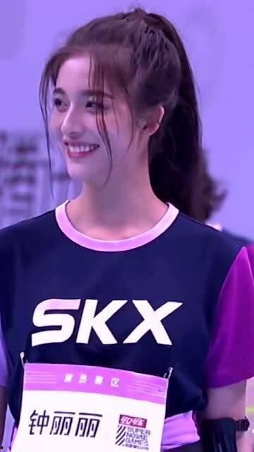 新疆女孩儿吃瓜,瓜果飘香，尽享清凉时光