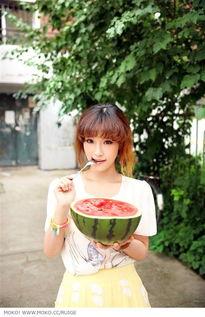 新疆女孩儿吃瓜,瓜果飘香，尽享清凉时光