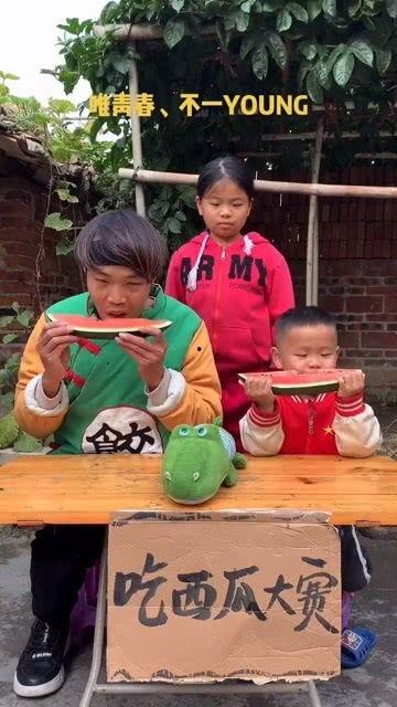 单身吃瓜搞笑视频,搞笑视频带你领略单身生活的趣味