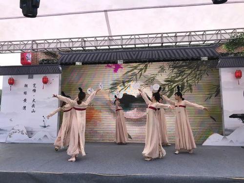 小兔吃瓜汉服,一场穿越古今的时尚盛宴