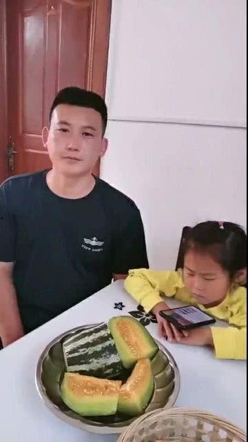 女儿给爸爸吃哈密瓜视频,哈密瓜视频传递亲情温暖