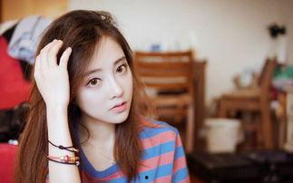 宋小雅夏日吃瓜视频,甜蜜分享夏日清凉时光