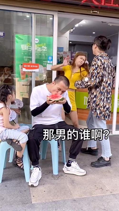 情侣吵架街头吃瓜视频,吃瓜群众现场直播