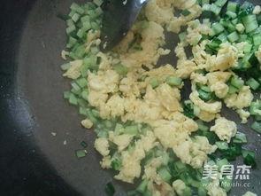 给猪吃瓜炒鸡蛋好吗视频,创意饲养新尝试