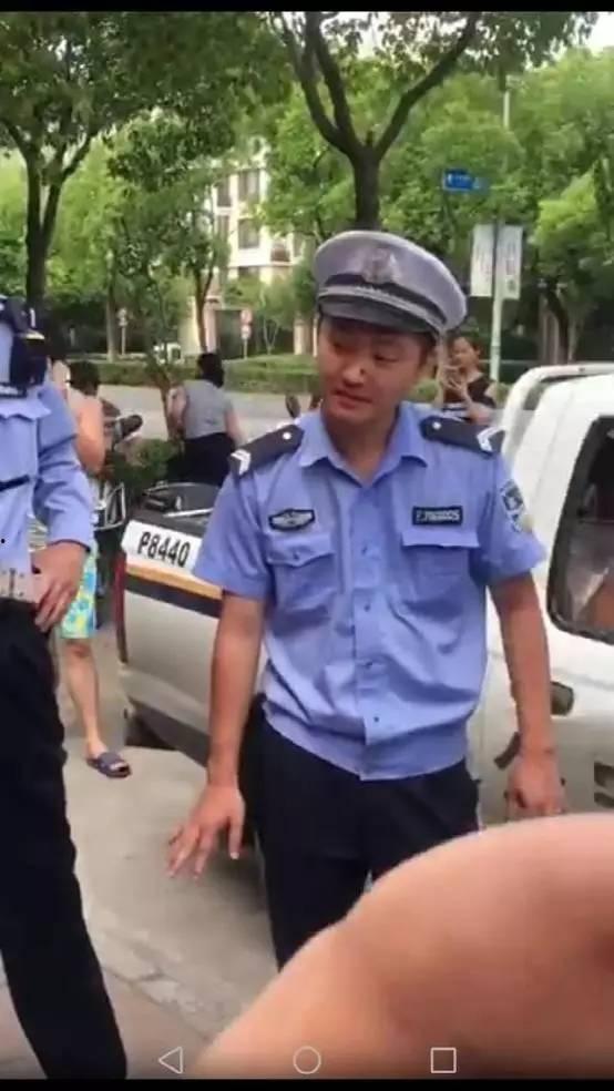 两名警察吃瓜比赛视频大全,欢乐瞬间，警营生活新风尚