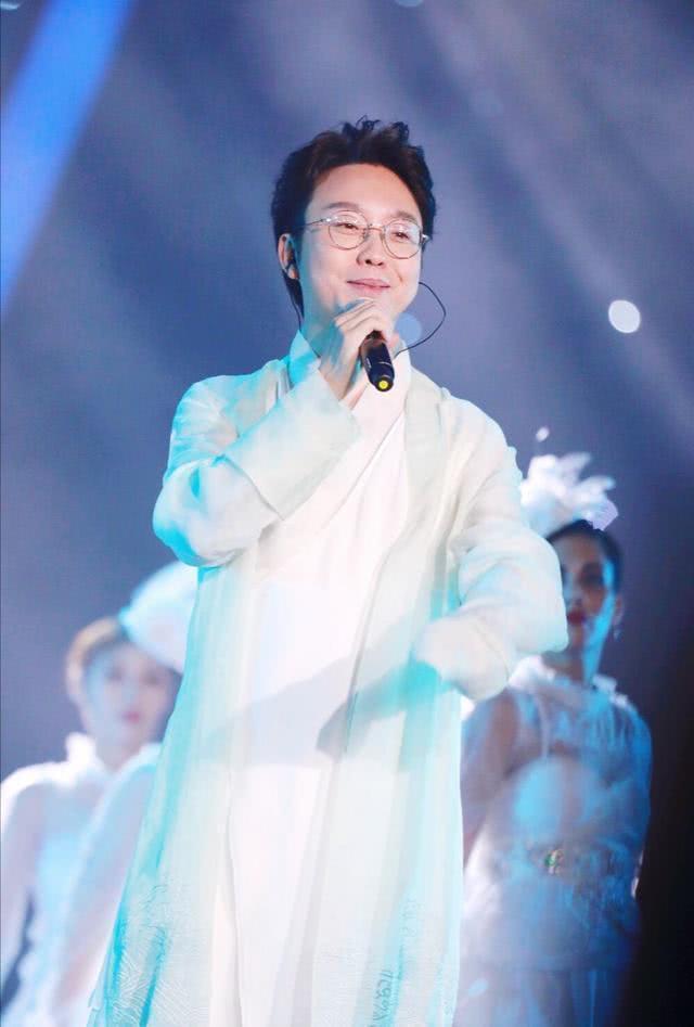 李玉刚回家吃瓜的视频,揭秘明星私生活瞬间